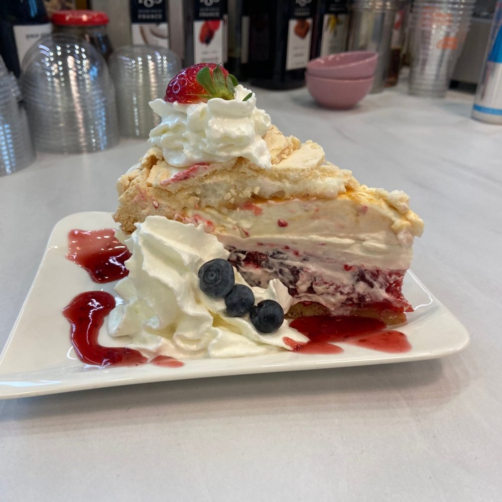 Malinowa chmurka z malinami i płatkami-1