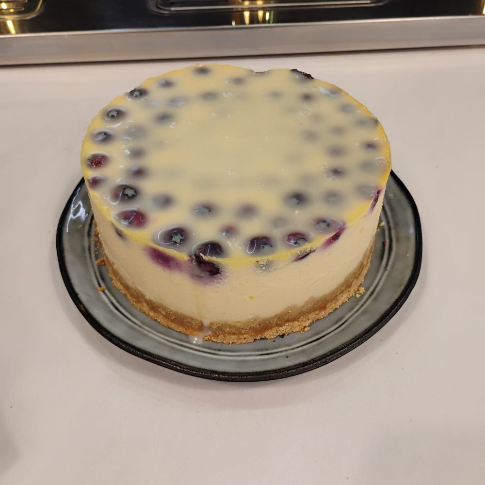 Sernik z białą czekoladą i borówkami-1