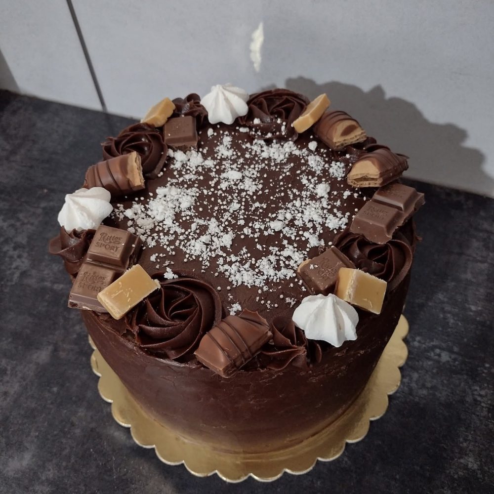Tort czekoladowy z malinami