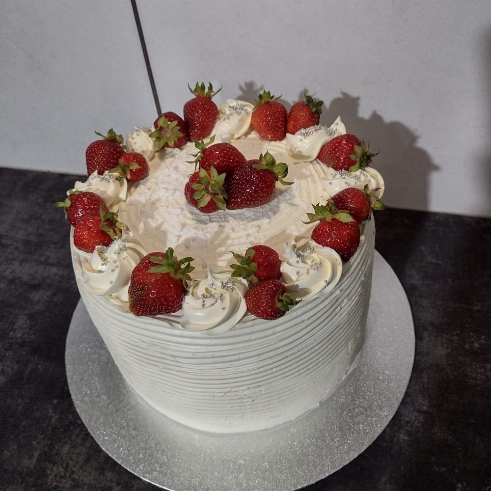 Tort śmietankowo-truskawkowy