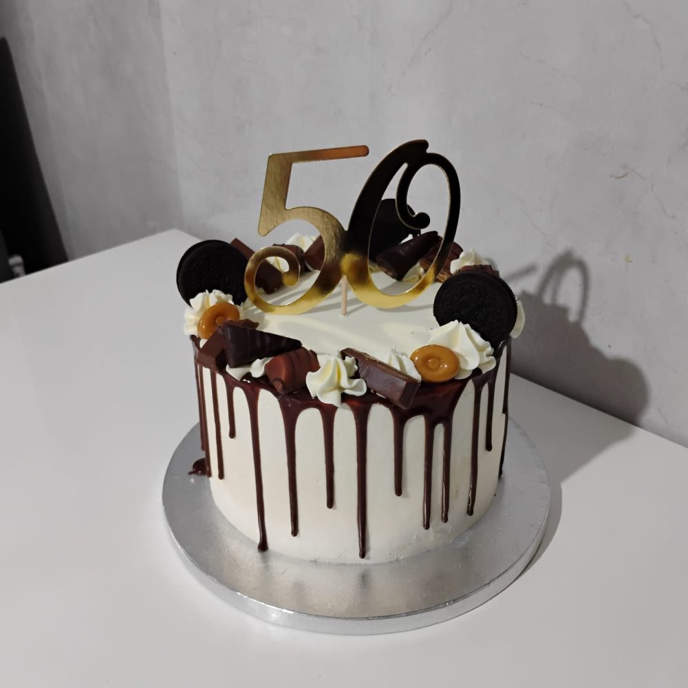 Tort z masą kinder bueno i owocami leśnymi